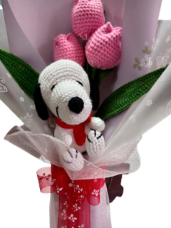 Ramo de Snoopy y tulipanes tejidos a crochet